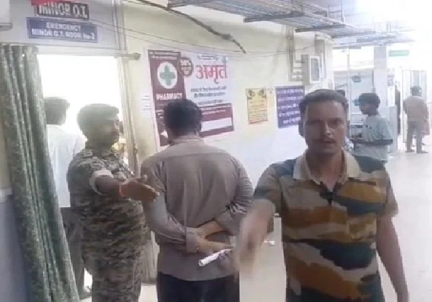 सिंदरी में दिनदहाड़े चाकूबाजी, बुजुर्ग को बचाने गए युवक पर जानलेवा हमला