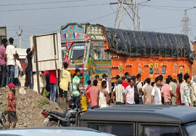 रांची-जमशेदपुर NH पर बेकाबू हुआ ट्रक, एक के बाद एक तीन लोग हुए शिकार