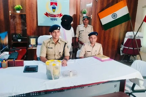 चतरा में नशे के कारोबार पर पुलिस का वार, लाखों की अफीम के साथ तस्कर गिरफ्तार