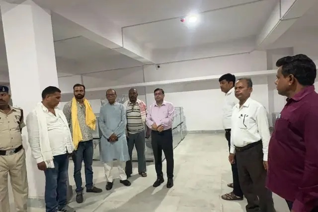ईवीएम-वीवीपैट वेयरहाउस का गढ़वा डीसी ने किया निरीक्षण, सुरक्षा इंतजामों का लिया जायजा