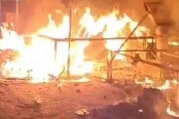 पलामू : सब्जी मंडी में आग ने मचाया कोहराम, चंद मिनटों में राख हुईं दुकानें