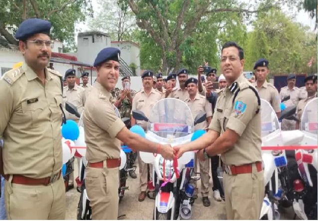 पलामू पुलिस को मिली नई ताकत, DIG और SP ने पेट्रोलिंग बाइकों को किया रवाना