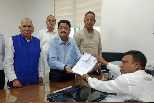 तकनीकी त्रुटि के कारण परिमल नथवानी का नामांकन अटका, आयोग के फैसले का इंतजार