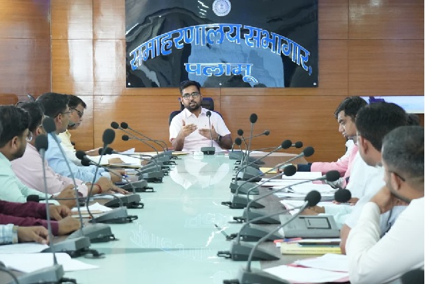 पलामू में विकास कार्यों की धीमी रफ्तार पर डीसी सख्त, अधिकारियों को दिए निर्देश