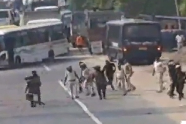 नगरनौसा डिग्री कॉलेज विवाद : प्रदर्शनकारियों और पुलिस में झड़प, पथराव के बाद लाठीचार्ज कॉलेज