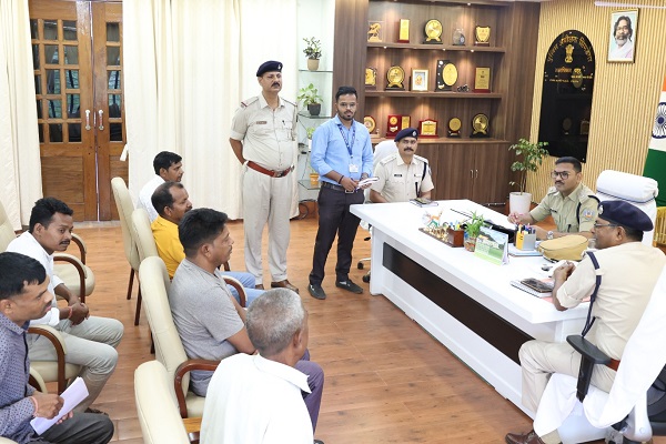 एसपी ने सुनी आत्मसमर्पित नक्सलियों की समस्याएं, रोजगार और पुनर्वास पर दिया जोर एसपी