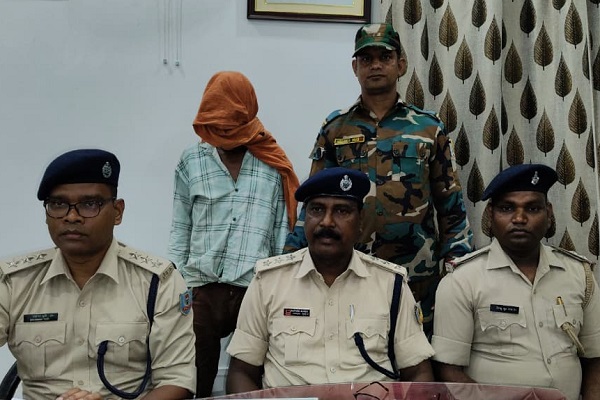 चाईबासा के जंगल में मिली थी युवक की ला’श, 24 घंटे में पुलिस ने हत्यारोपी को दबोचा युवक