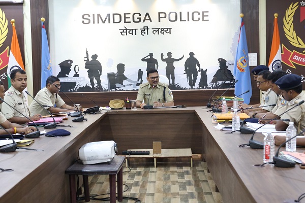 नशे के खिलाफ एक्शन मोड में सिमडेगा पुलिस, एसपी ने की समीक्षा बैठक एसपी