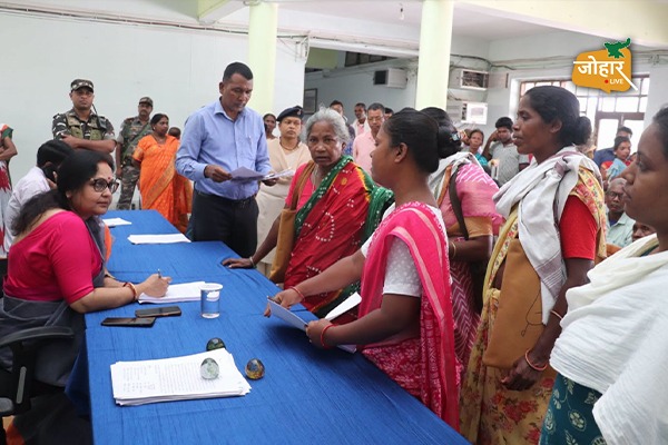 सिमडेगा : जिला मुख्यायल से बाहर निकल तत्काल राहत का पर्याय कैसे बन रहा जनता दरबार जनता दरबार