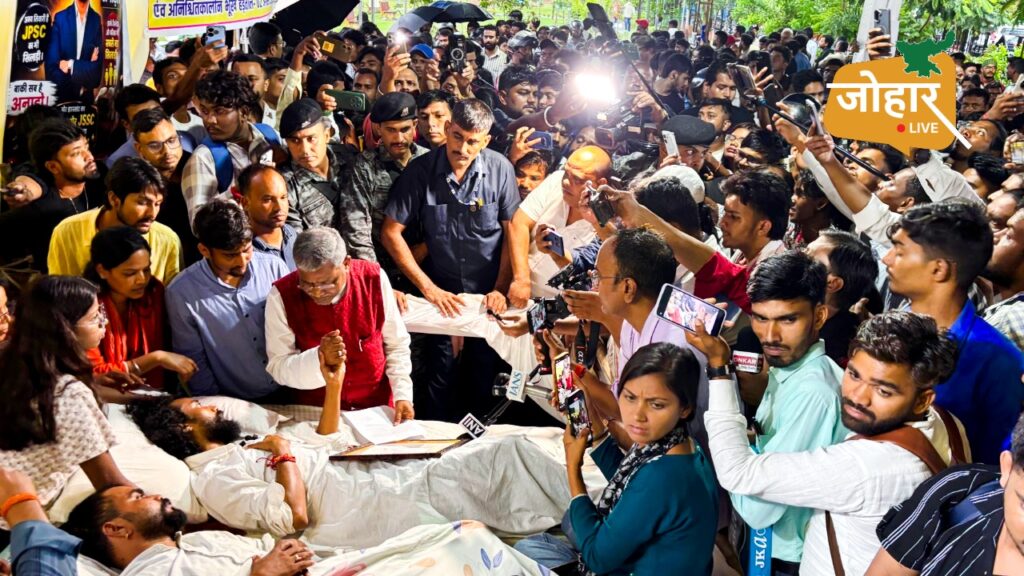 झारखंड: आंदोलनरत छात्रों से मिले बाबूलाल मरांडी, कहा- JPSC-JSSC मामलों की हो CBI जांच