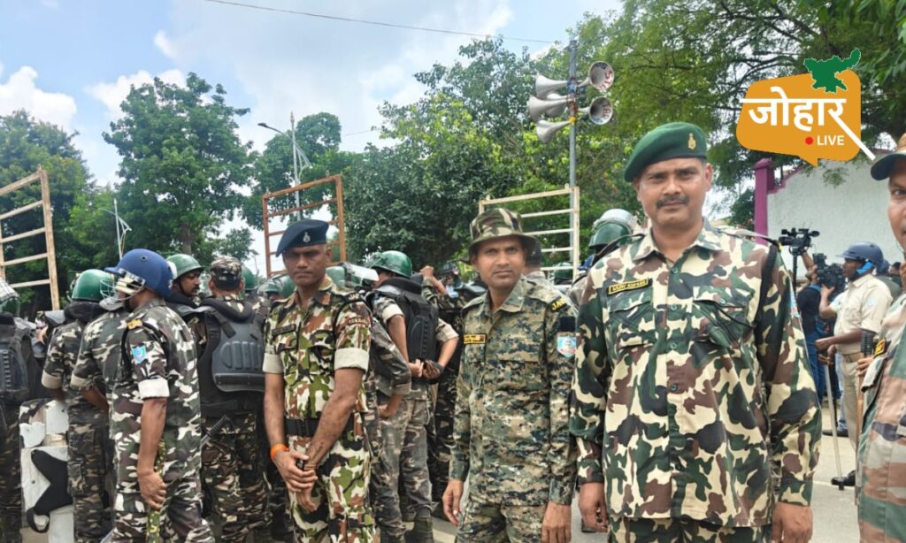 जेपीएससी आंदोलन: रांची पुलिस का संवेदनशील चेहरा, छात्रों के सामने बिना लाठी के शालीनता से पेश आ रहे हैं जवान
