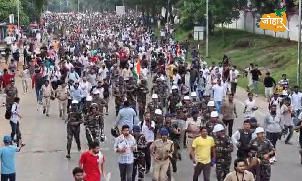 ब्रेकिंग झारखंड: छात्रों ने तोड़ीं सभी बैरिकेडिंग, राज्य बनने के बाद पहली बार पहुंचे प्रदर्शनकारी