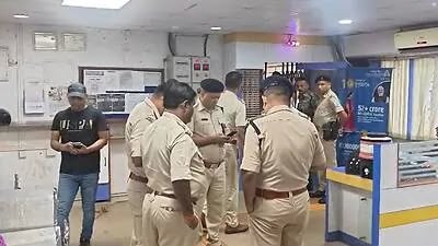झारखंड : जमशेदपुर में दिनदहाड़े बैंक डकैती, 42 लाख से ज्यादा कैश और सोना लूटकर फरार हुए अपराधी