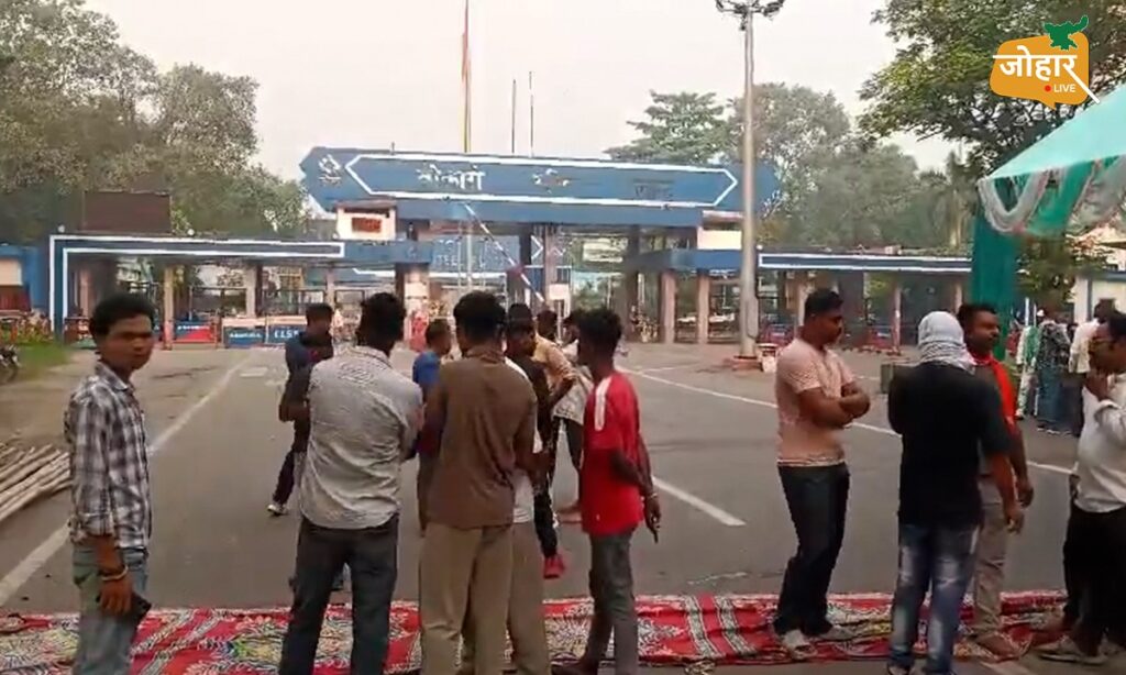 झारखंड: बोकारो में विस्थापितों के द्वारा नौकरी समेत कई मांगो को लेकर आठवें दिन भी आंदोलन जारी