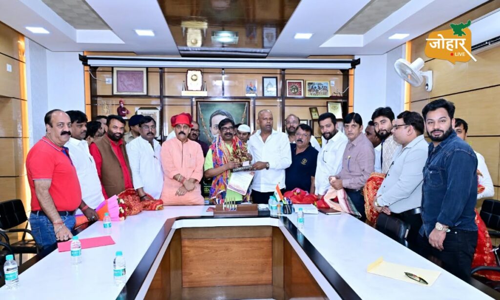 CM हेमंत सोरेन को मिला दुर्गा पूजा का न्योता, बोले- विसर्जन में रखें पर्यावरण का खास खयाल CM
